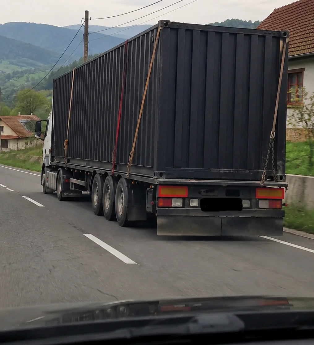 Container transportat cu trailerul către locul de amplasare